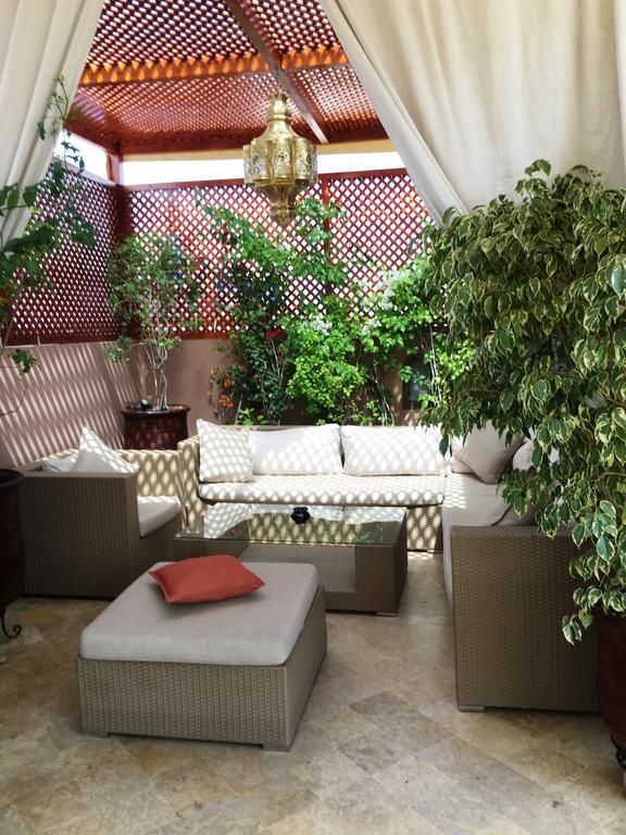 Riad Viva Marrakesh Ngoại thất bức ảnh A living room with a green wall