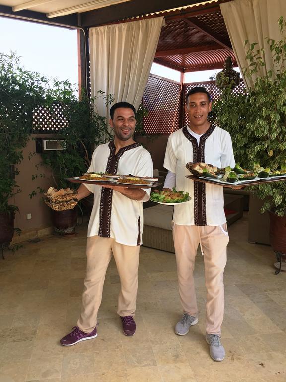 Riad Viva Marrakesh Ngoại thất bức ảnh Moroccan waiters serving food